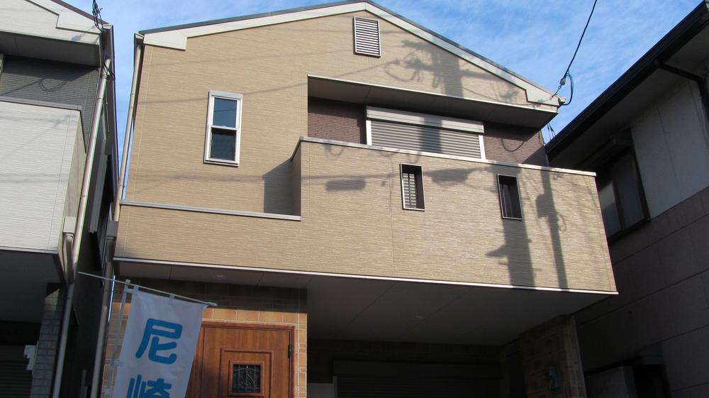 Local appearance photo. 2-storey detached that warm rustic.