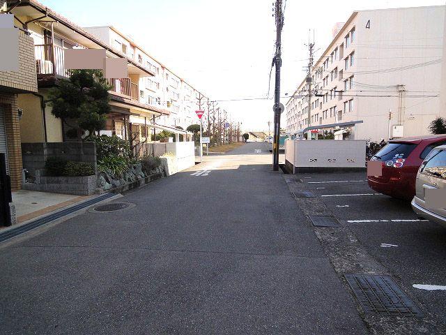 Local photos, including front road. In front road is about 6m, We relaxed