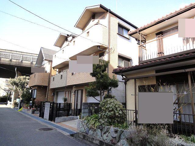 Local appearance photo. Compartment is clean streets