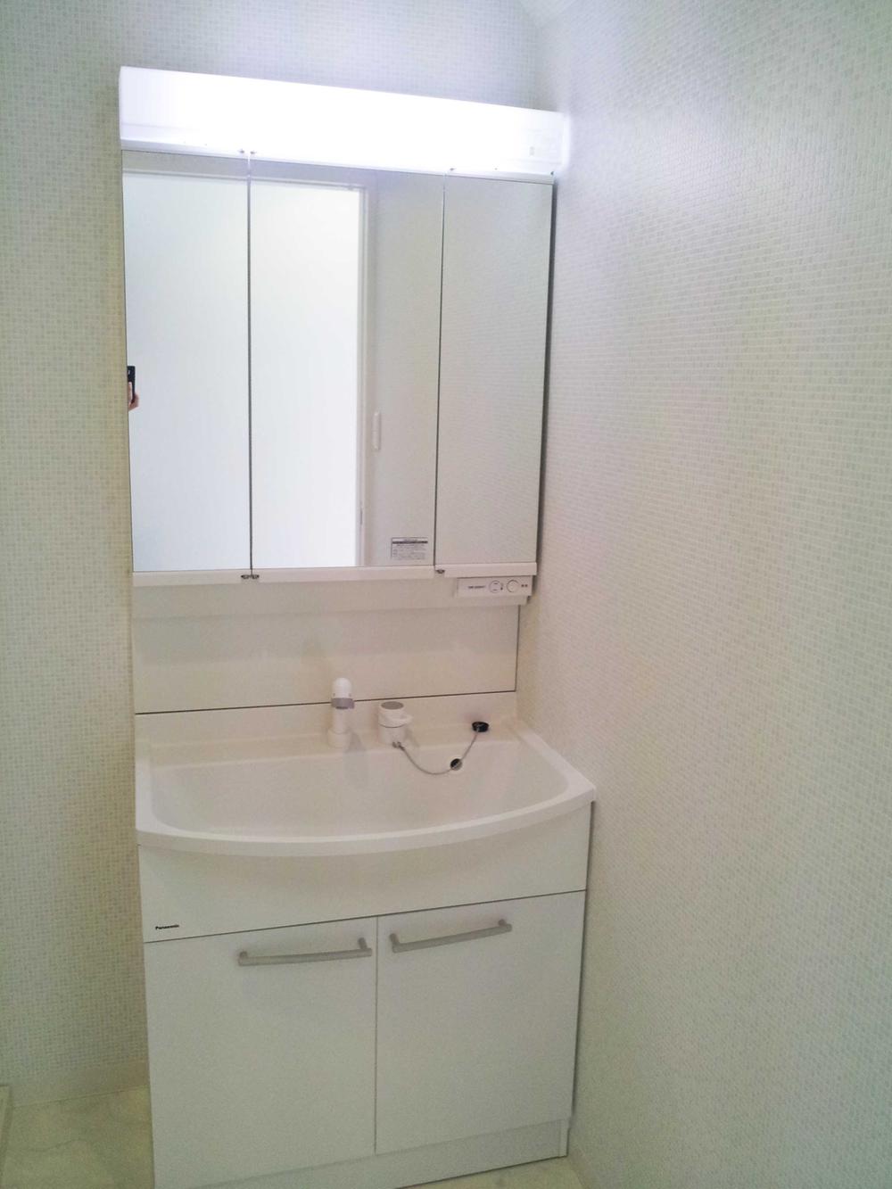 Wash basin, toilet. Indoor (10 May 2013) Shooting