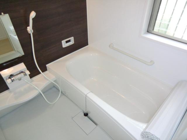 Bathroom. Local photo (bathroom)