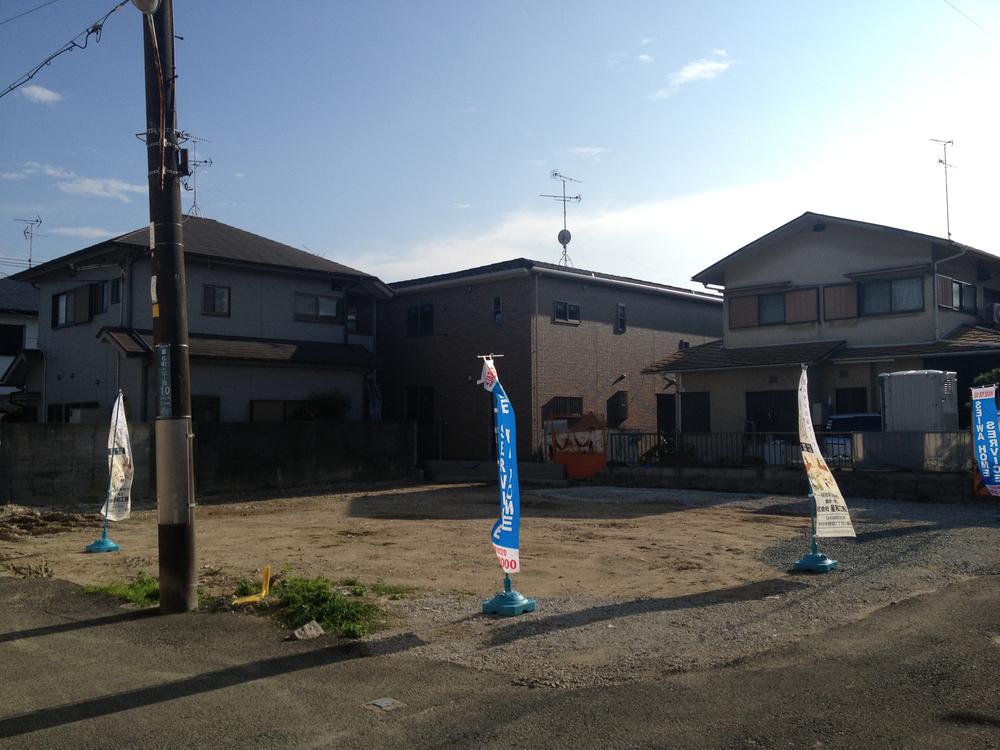 Local photos, including front road. Local is a photo. 