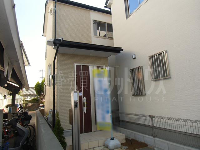 Local photos, including front road. No. 4 place