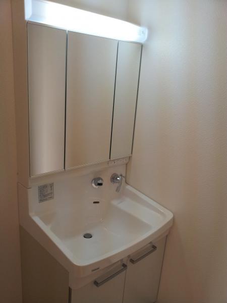 Wash basin, toilet. Wash basin