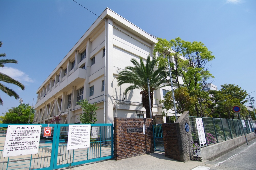 Primary school. 316m until the Amagasaki Municipal Muko Zhuang elementary school (elementary school)
