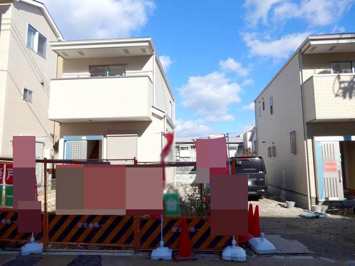 Local appearance photo. There is a distance to the road, It is also safe steep jump out of small children.