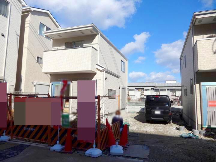 Local appearance photo. It is also happy to and out of the car in the spacious road.