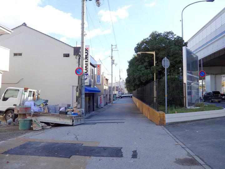 Local photos, including front road. And local tour, Model house will be your tour in the same compartment.