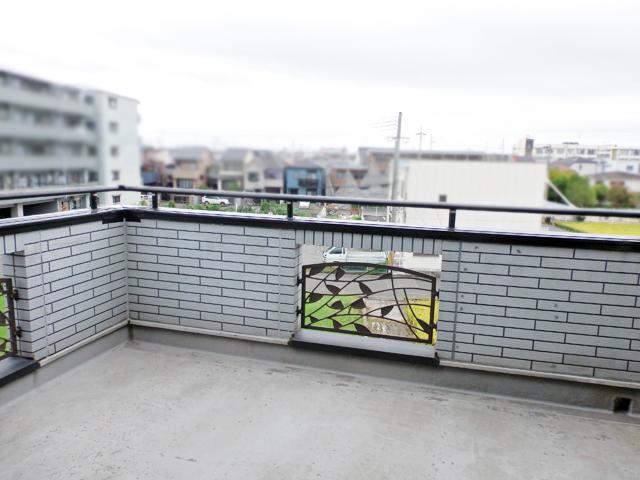 Balcony. You look at the idyllic scenery from the large balcony.