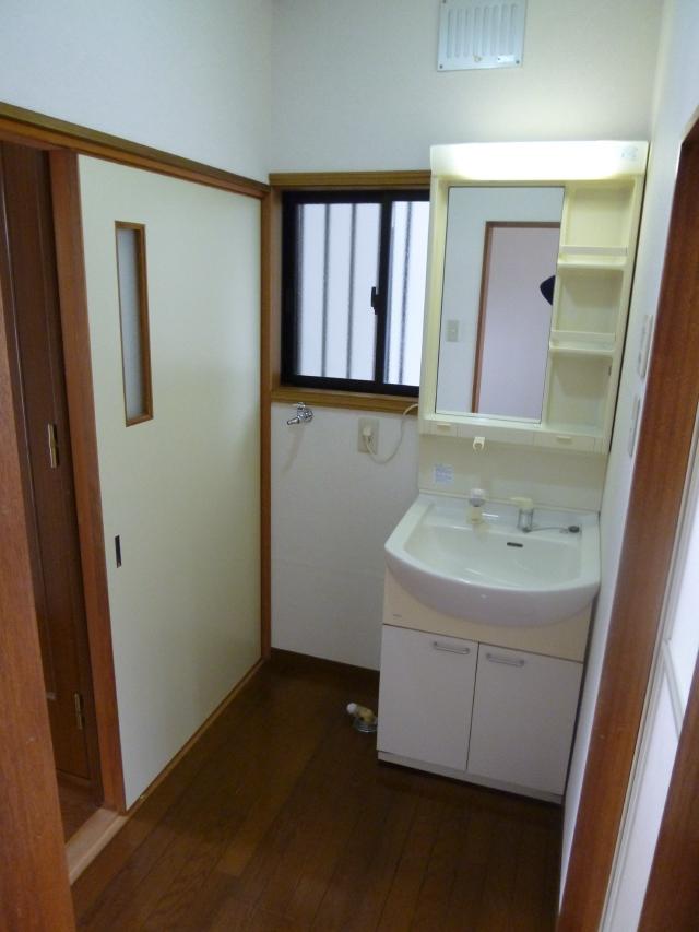 Wash basin, toilet. Indoor (November 9, 2013) Shooting