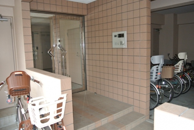 Entrance. Auto lock-conditioned entrance