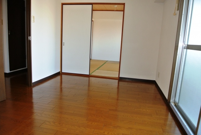 Living and room. Spacious Western-style.