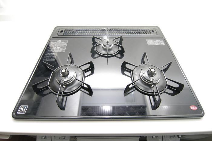 Kitchen. Easy-to-use three-necked stove