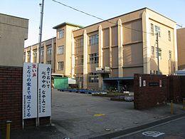 Primary school. Amagasaki Municipal Nishi Elementary School up to 560m