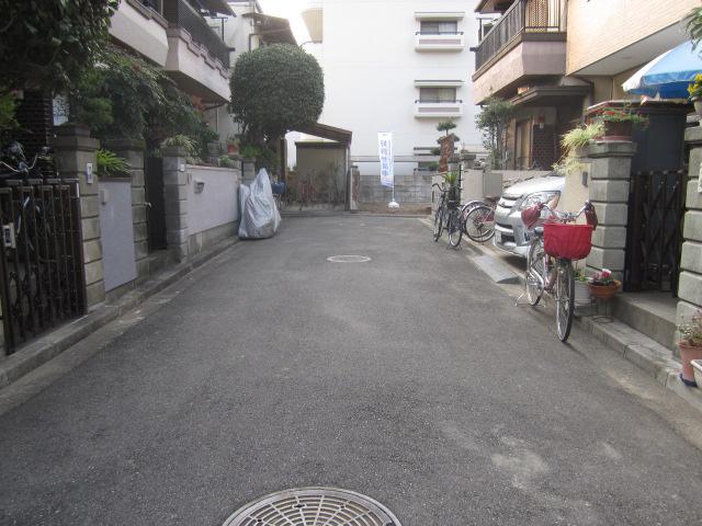 Local photos, including front road. Property of the east front of the road (from the east)