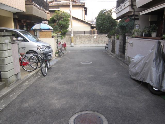 Local photos, including front road. Property of the east front of the road (from the west)