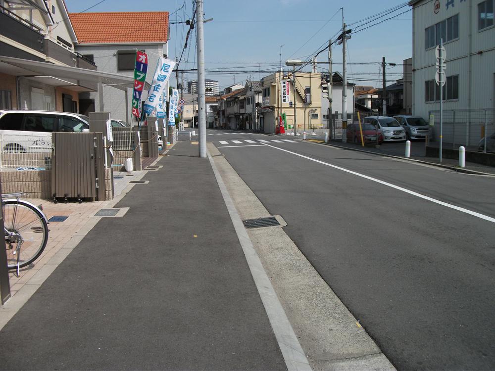 Local photos, including front road. ◆ The entire surface of the road