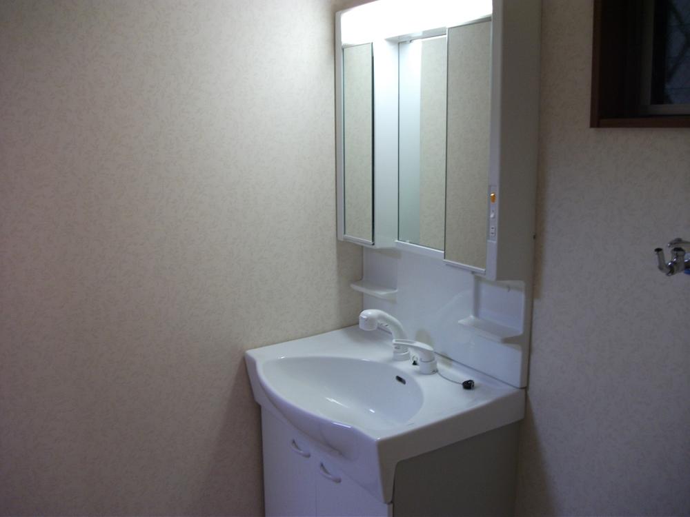 Wash basin, toilet. ◆ bathroom