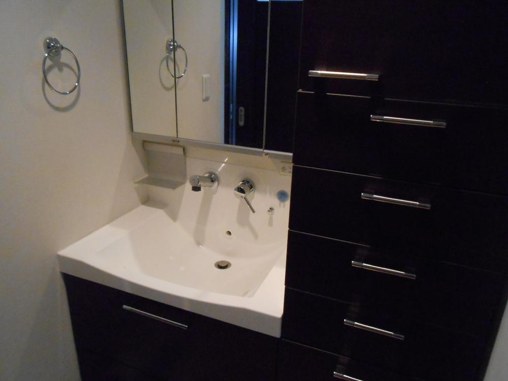 Wash basin, toilet. Room (May 2013) Shooting