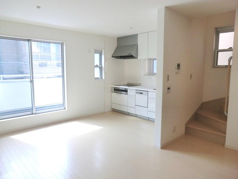 Living. To go up to the third floor, This design through the living