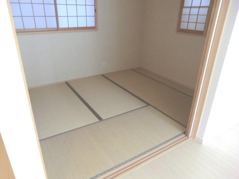 Non-living room. Of Japanese-style living next door, Sun enters the design of the two-sided lighting