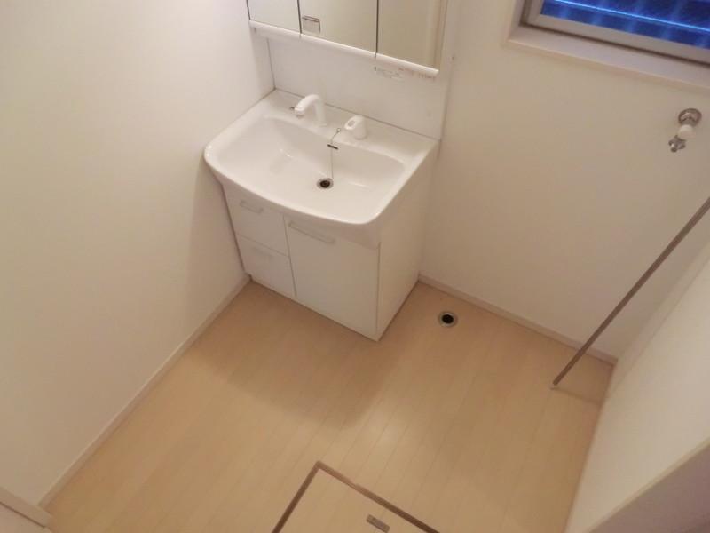 Wash basin, toilet. Bathroom is also spacious