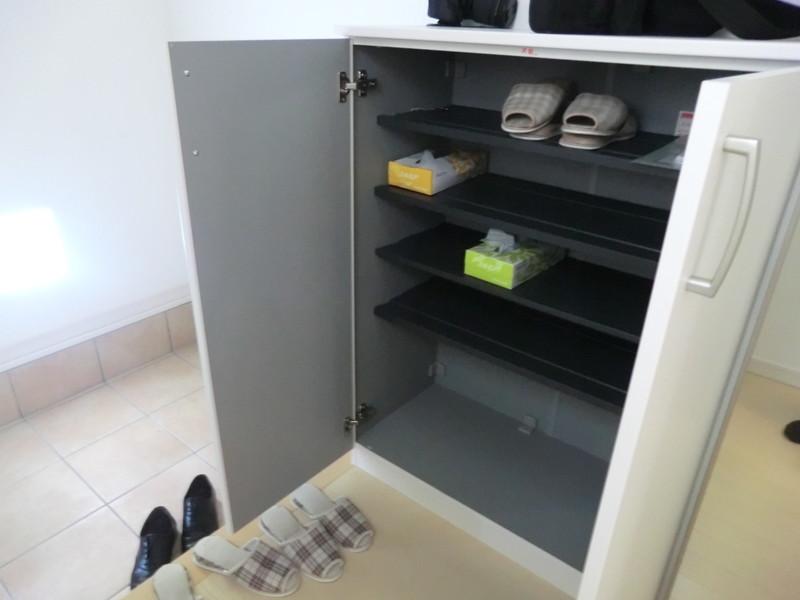 Receipt. The entrance is convenient there is a shoe box