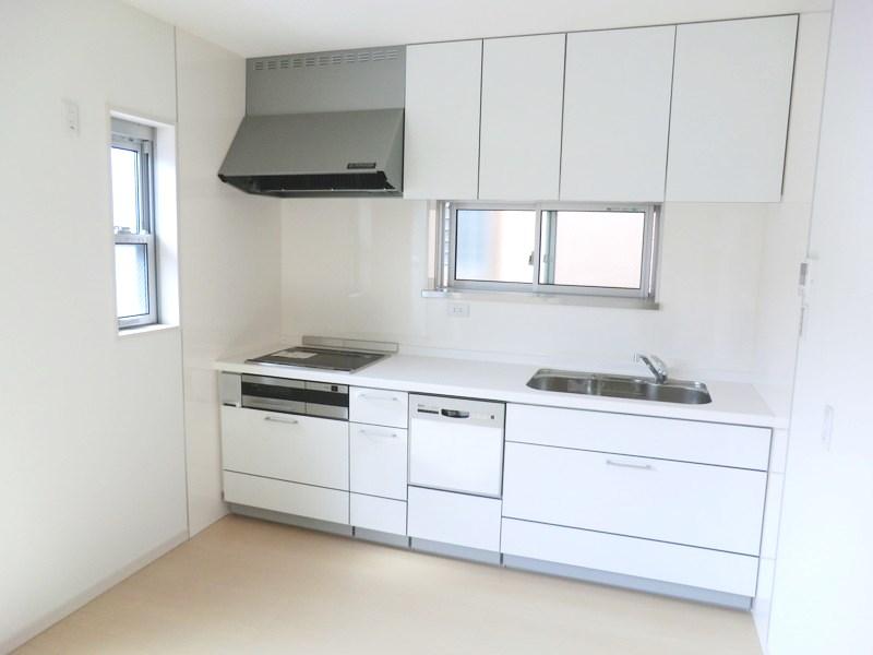 Kitchen. Kitchen has a selection of simple white-collar. 