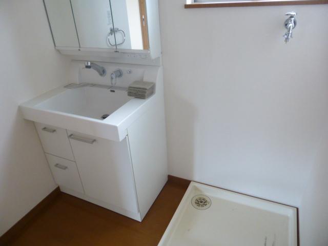 Wash basin, toilet. bathroom