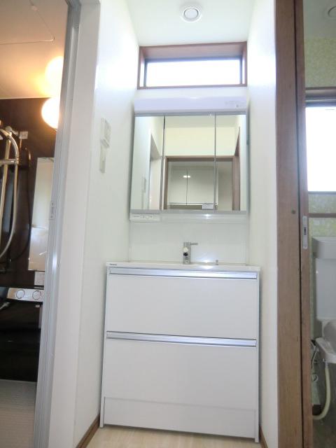 Other Equipment. Local photos (basin)