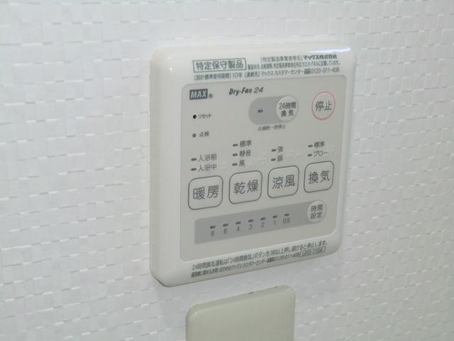 Cooling and heating ・ Air conditioning. Local photo (bathroom heating dryer remote control)