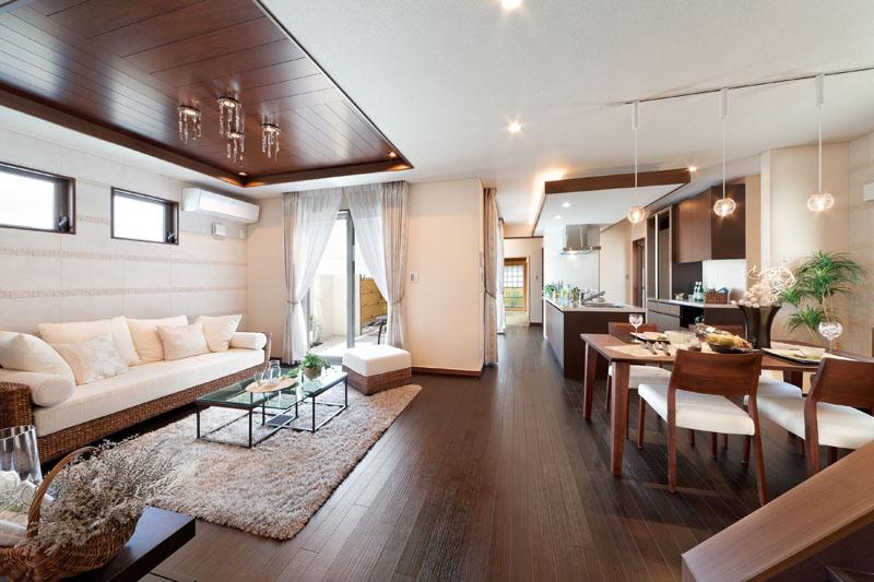 Living. A No. land model house LDK. During the day, bright windows of the large opening so that the bright light poured has been installed LDK.