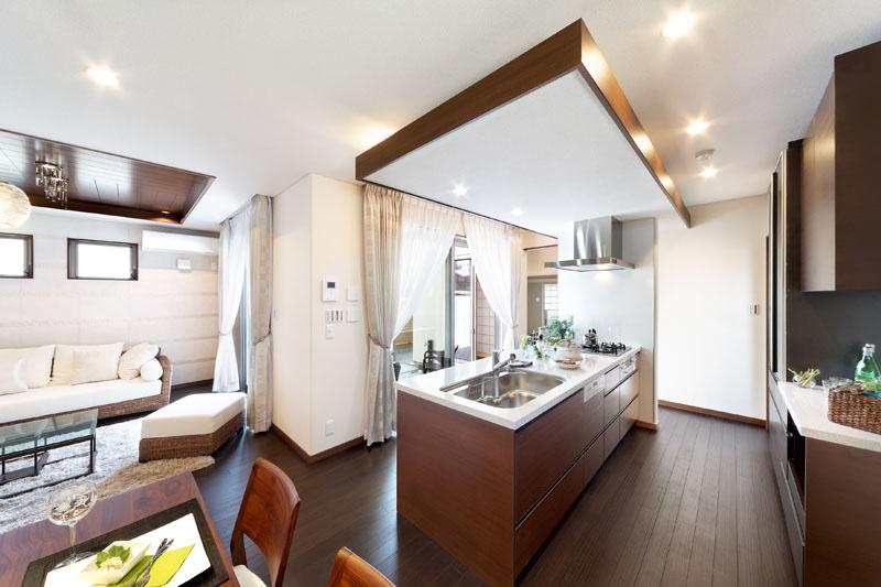 Kitchen. A No. land model house kitchen. Since the island kitchen has been designed so that housework flow line is not prevented.