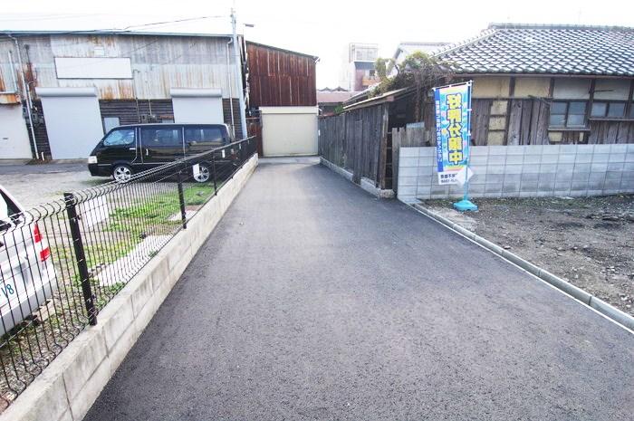 Local photos, including front road. It has become in a quiet residential area!  Has become the location car street is less! 