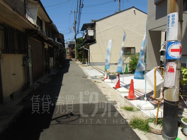 Local photos, including front road. Local front road 1