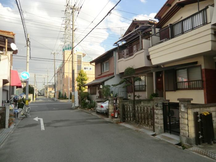 Local photos, including front road. Parking is also done smoothly in front of the road width also 6m and relaxed.