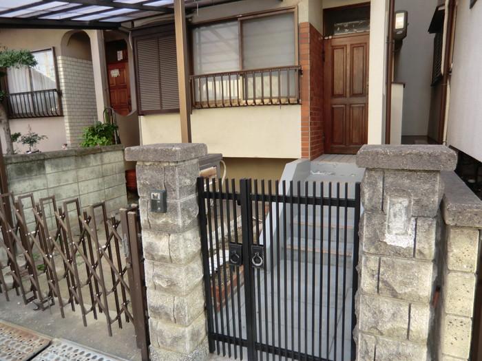 Local appearance photo. Light car one can park!