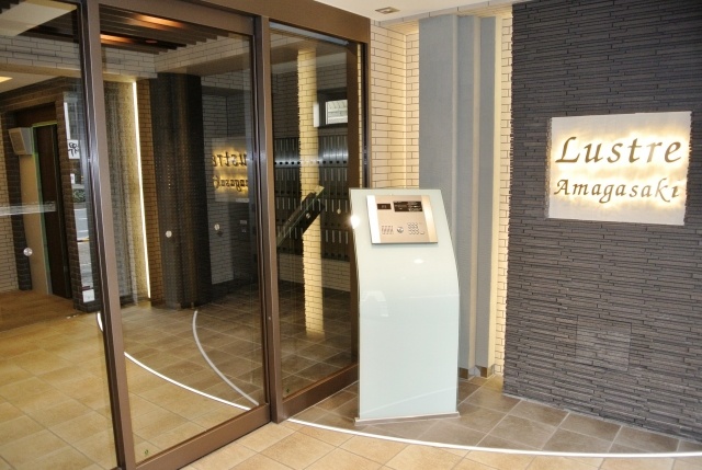 Entrance. Auto lock-conditioned entrance
