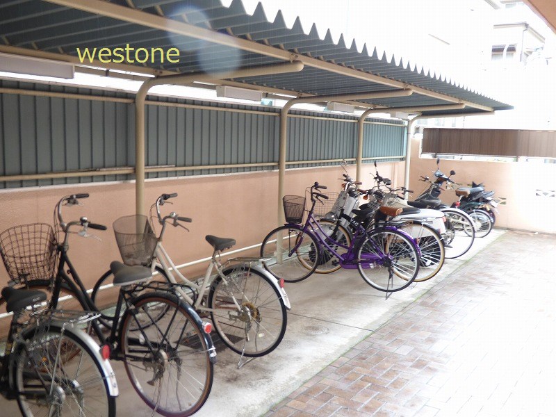 Other common areas. Covered parking lot Bike negotiable