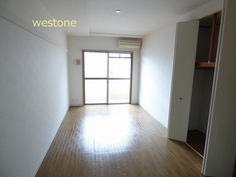 Living and room. 9 Pledge of Western-style