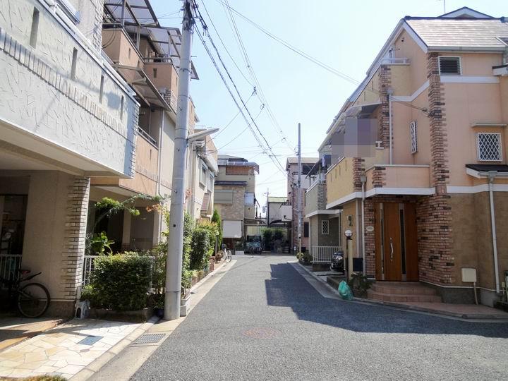 Local photos, including front road. In life road, The traffic is very small