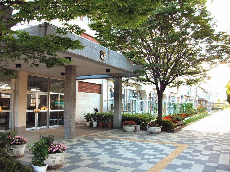 Junior high school. 1712m to the center junior high school