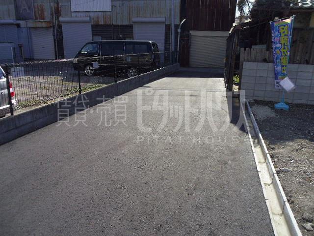 Local photos, including front road. Local front road 1