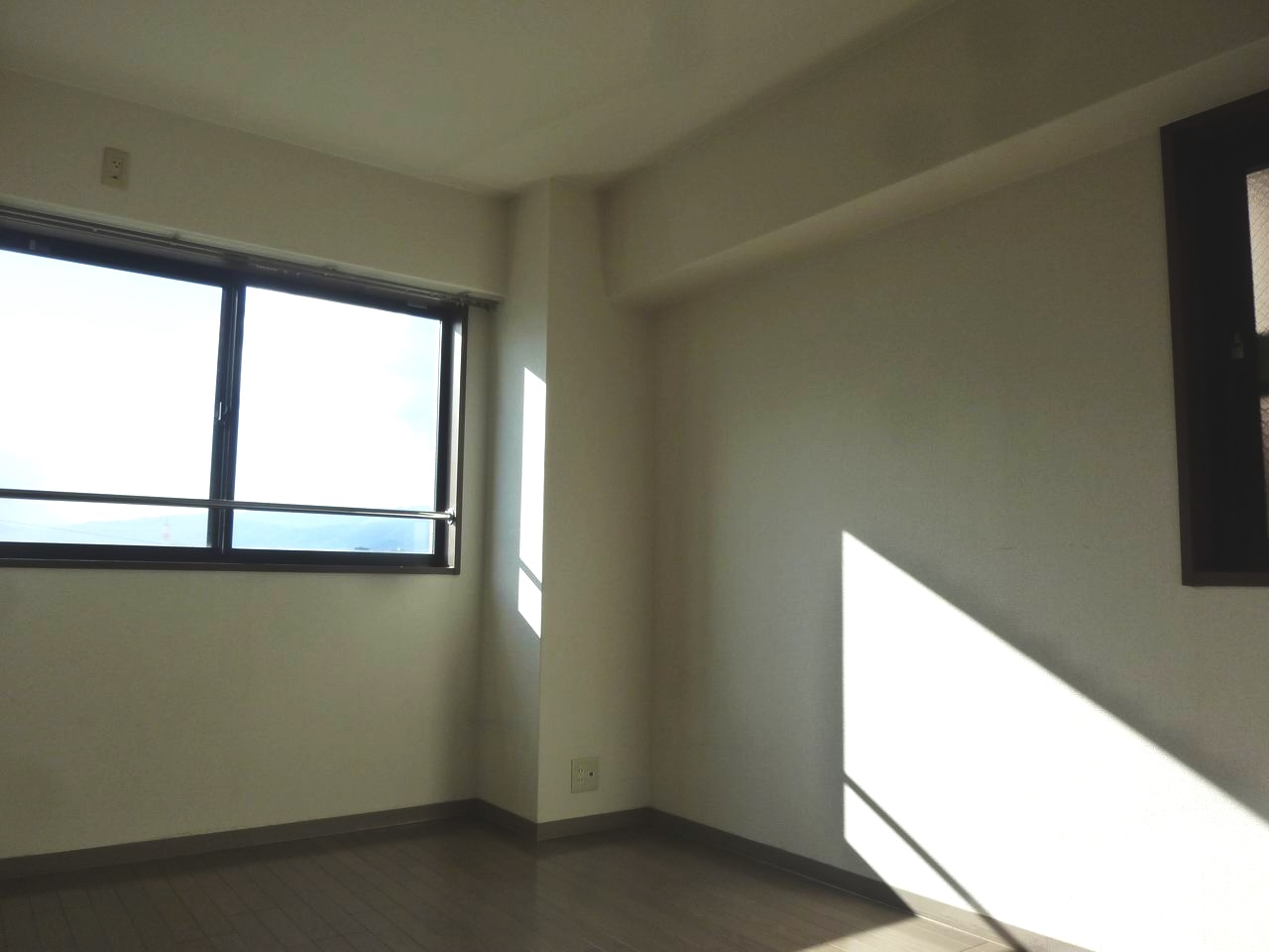 Living and room. View from about 6 Pledge of Western-style is very good