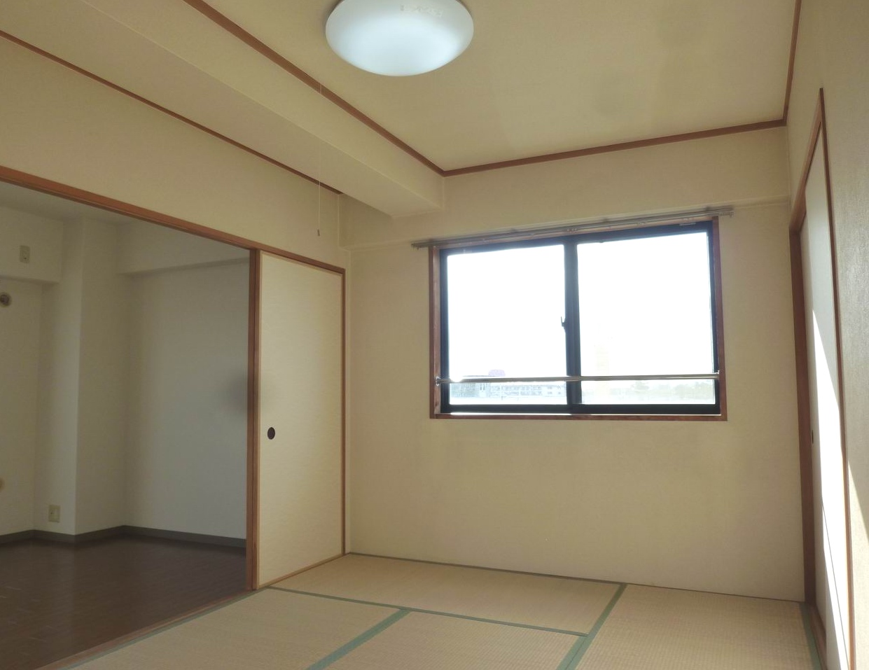 Living and room. About six quires of Japanese-style room there of course also housed