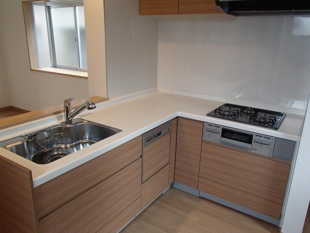 Kitchen. ☆ Easy-to-use L-shaped face-to-face system kitchen ☆ Dish washing dryer ☆