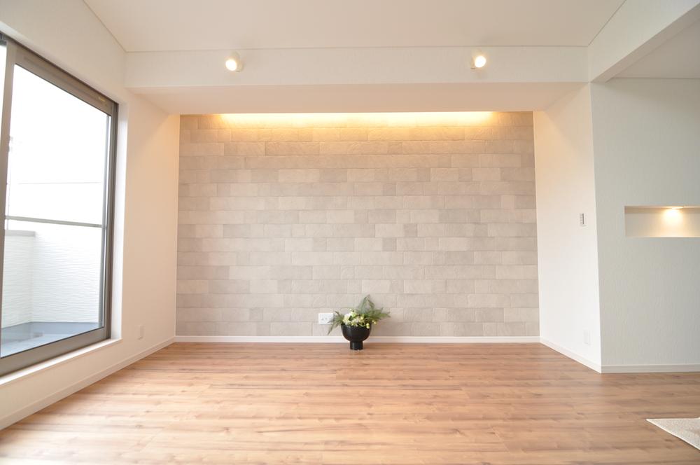 Living. Standard specification living (construction cases) Osaka Gas floor heating (nook), Radiant heating equipment to warm from the foot by circulating hot water under the floor. It is safe for small children because it does not pollute the indoor Unlike such as a fan heater.