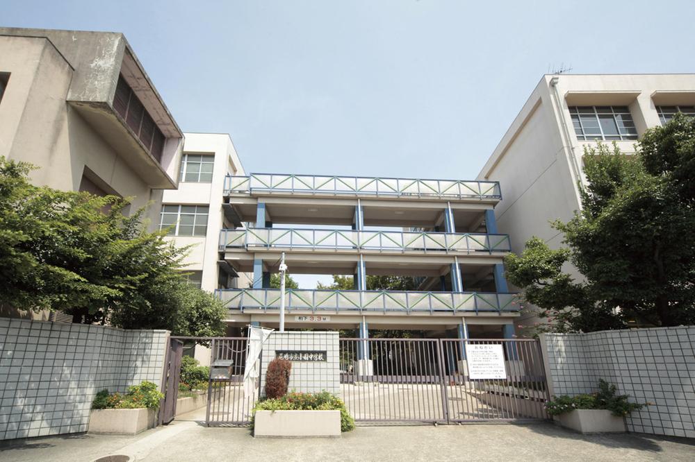 Junior high school. Kozono until junior high school 230m 3-minute walk