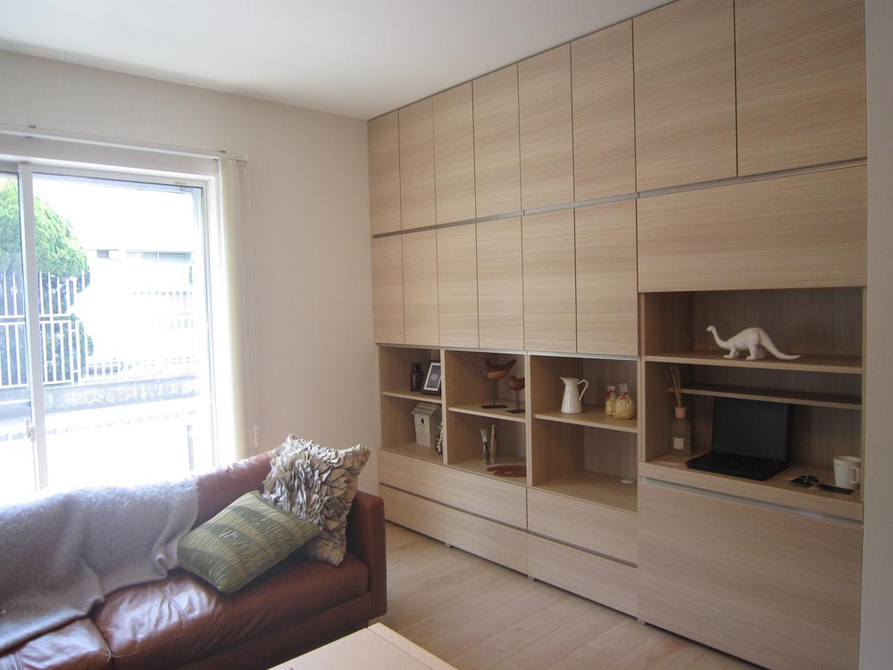 Living. ◆ living ◆ Storage shelves of large capacity! Things that do not usually use because there is a height of up to ceiling near, It is can be useful to divide by what use