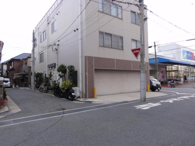 Local photos, including front road. Local (12 May 2013) Shooting